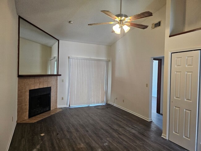 Building Photo - 1342 Independence Dr