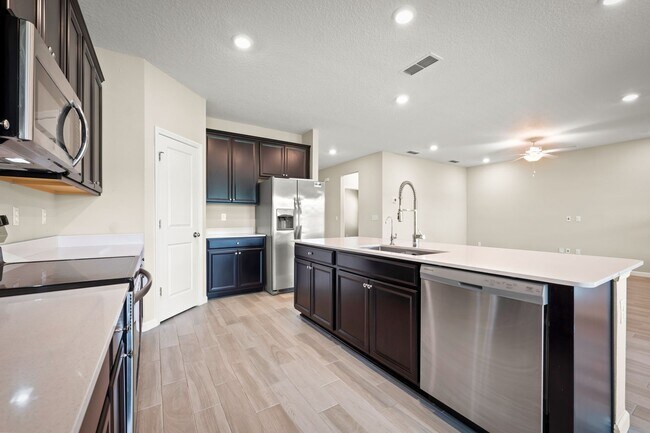 Building Photo - Spacious 4-Bedroom Home with Screened Pati...