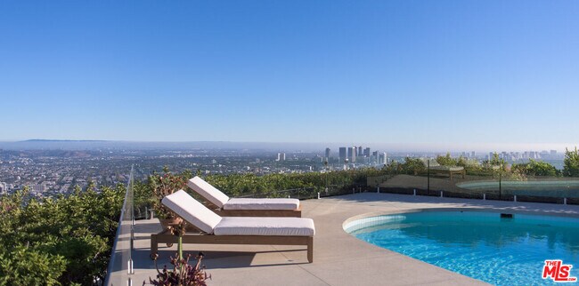 Building Photo - 1542 Blue Jay Way