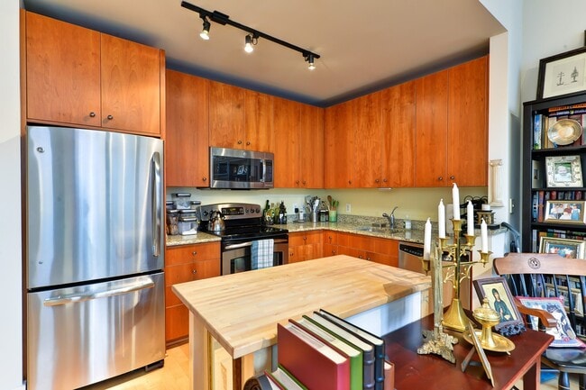 Building Photo - Gorgeous Light Filled Spacious Studio Blocks to King St Metro