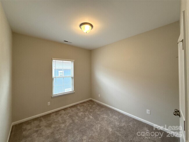 Building Photo - 1138 Doveridge St