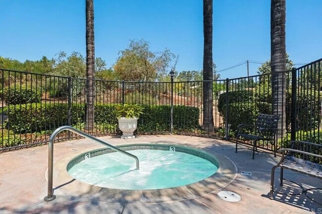 Building Photo - Conveniently Located - Available Immediately!