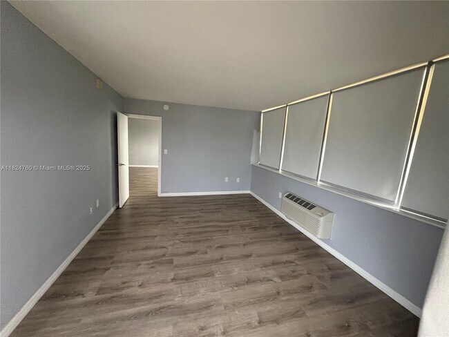 Building Photo - 5313 Collins Ave