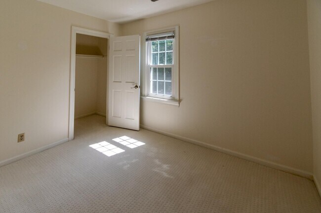 Building Photo - 428 Ingleside Dr