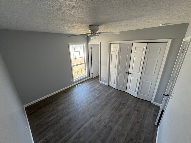 Building Photo - 1211 Redbud St