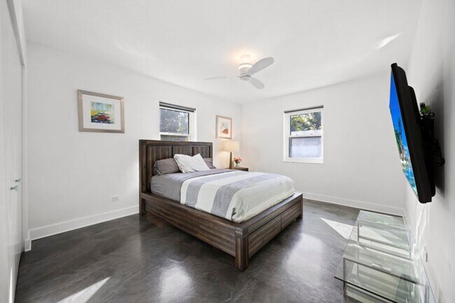 Building Photo - 930 NW 4th Ct