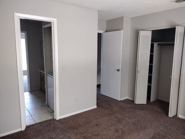 Building Photo - 2 bed/ 1.5 bath Townhouse in Kissimmee nea...