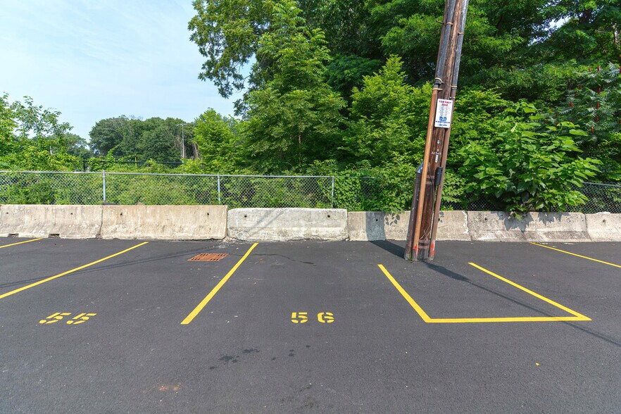 Building Photo - 4 Colonial Village Dr