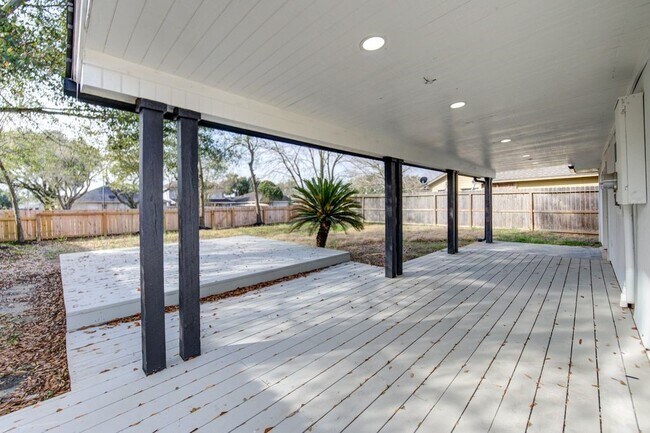 Building Photo - 19403 Lake Hollow Ln