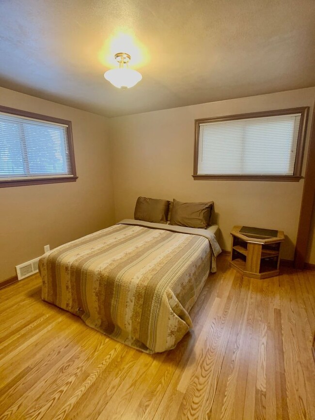 Building Photo - FURNISHED RENTAL: 9th Street Stay near Lam...