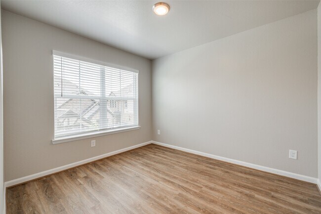 Building Photo - 211 Pk Pl Cir