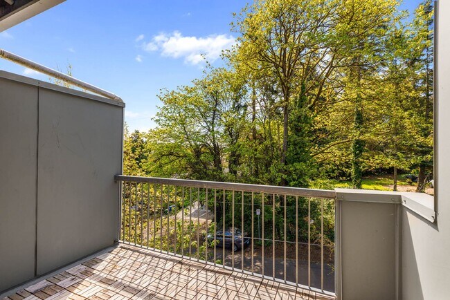 Building Photo - Lovely 3 Bedroom Townhome - Attached Garage