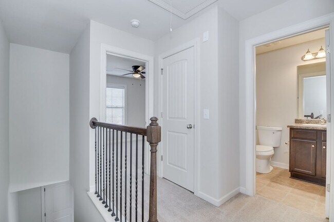 Building Photo - 3 Bedroom 2.5 Bath Townhouse