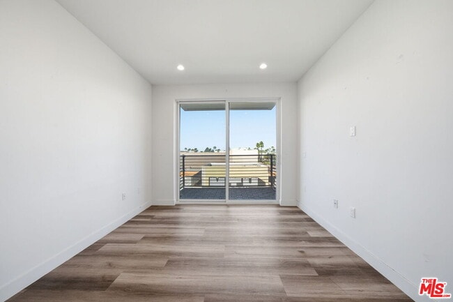 Building Photo - 667 N Wilton Pl