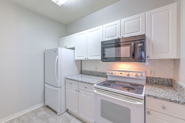 Building Photo - Very nicely upgraded  2bed/2bath 2nd floor...