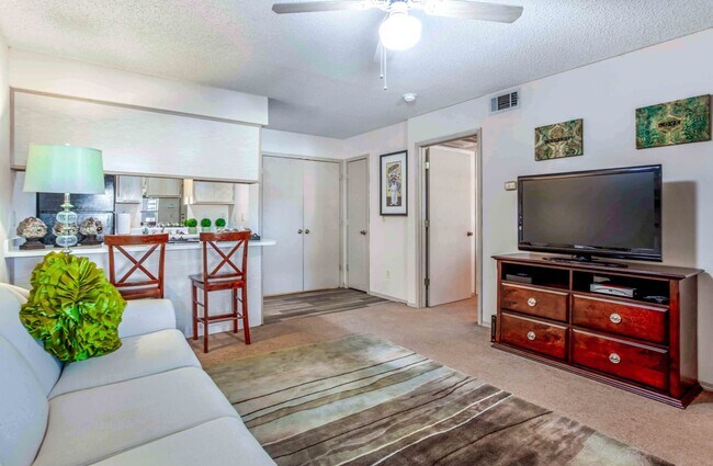 Building Photo - 501 Par Dr