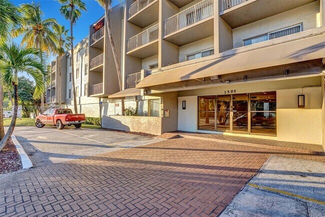 Building Photo - 1595 NE 135th St