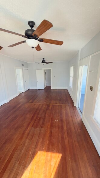 View of the family room - 136 S Peninsula Dr