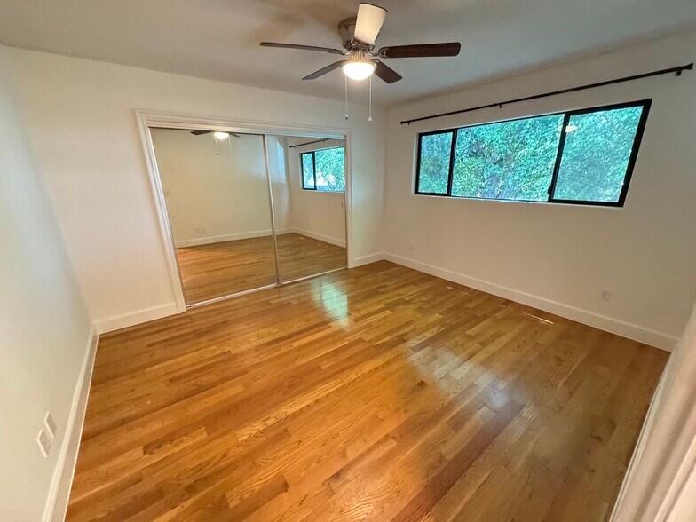 Building Photo - 625 N Hayworth Ave
