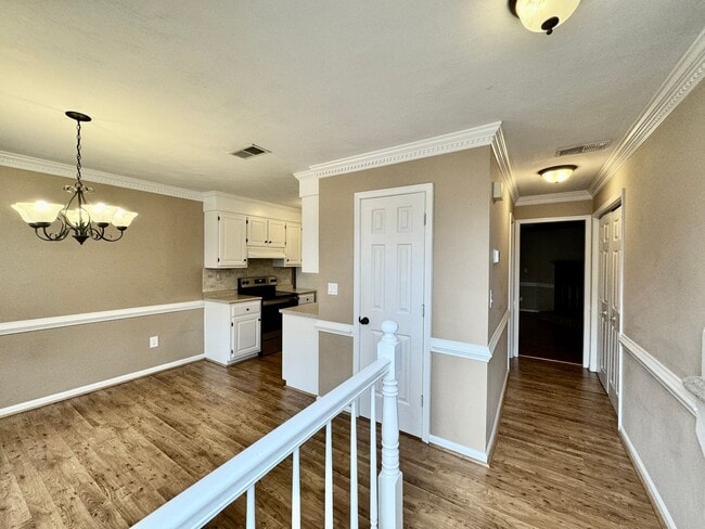 Building Photo - Available 11-14-25! Lakefront Townhome w/2...