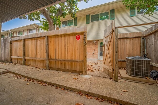 Building Photo - 836 Wax Myrtle Ln