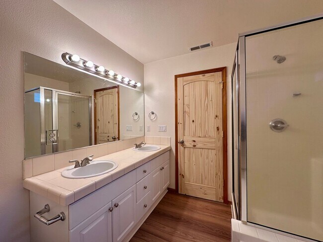 Building Photo - Beautiful Move-In Ready Single-Family Home on a Corner Lot in Gresham!