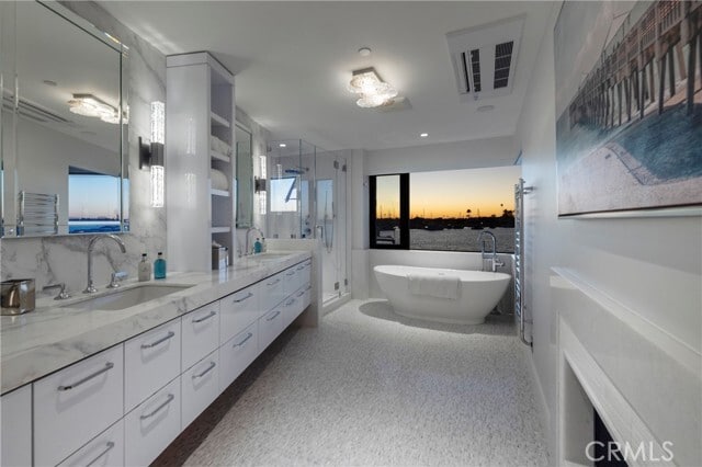 Building Photo - 130 S Bay Front