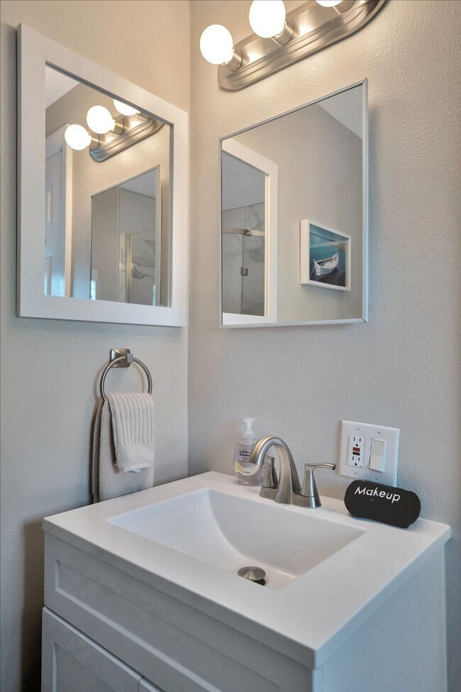 Building Photo - 483 E Shore Dr