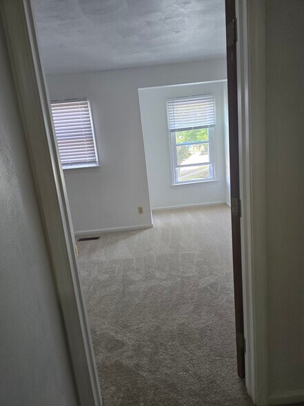 Building Photo - 2024 Elmhurst Ln