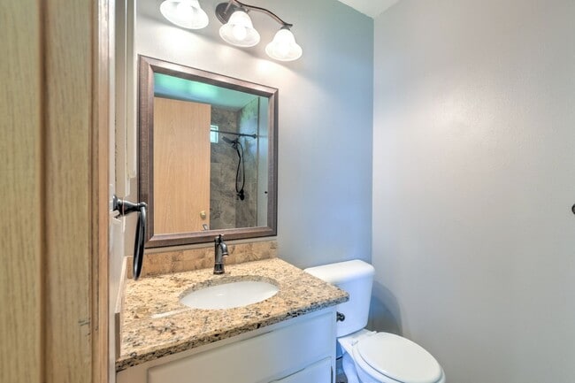 Building Photo - 3 Bedroom 2 Bath Home