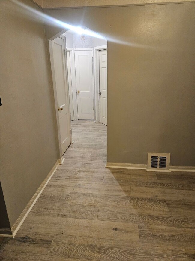 Building Photo - 3 Bedroom 1 Bath Ranch