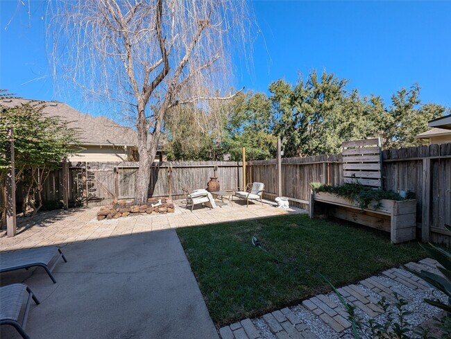 Building Photo - 913 Sweet Pine Dr