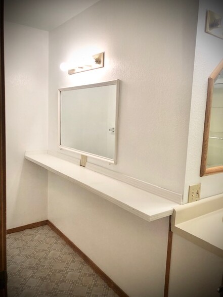 basement bath - 8659 Chancellor Dr