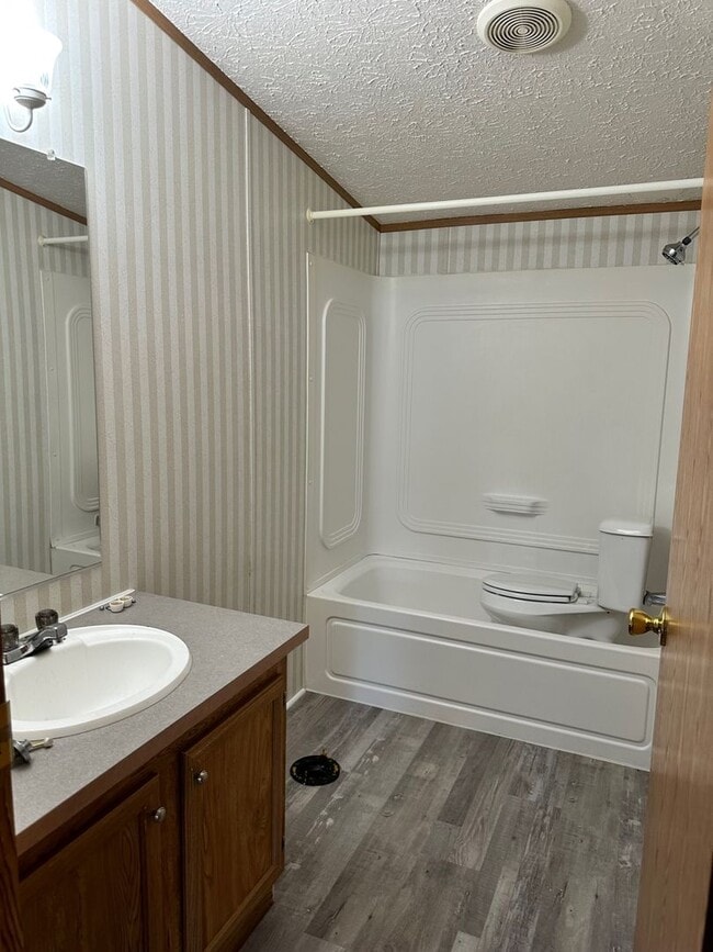 Building Photo - Centrally Located 3 BD 2 BA Modular Home