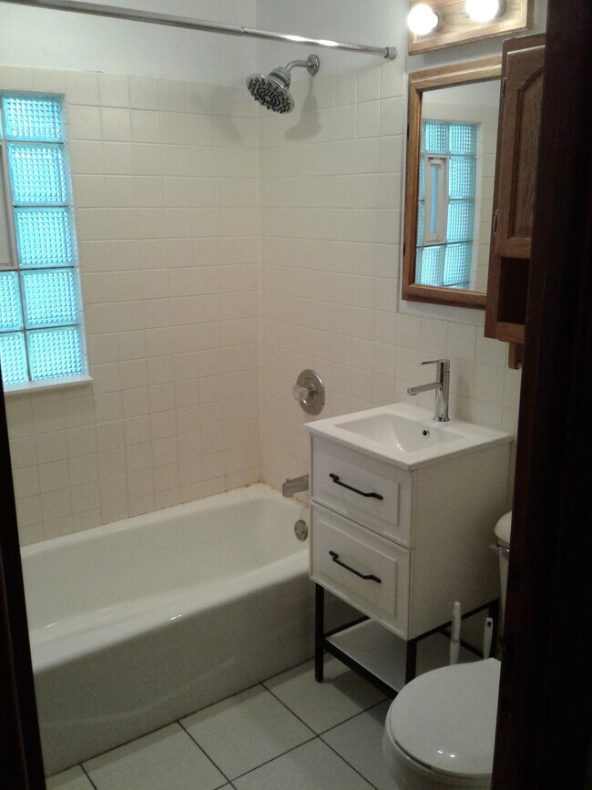 full bath upstairs - 818 N 11th Ave