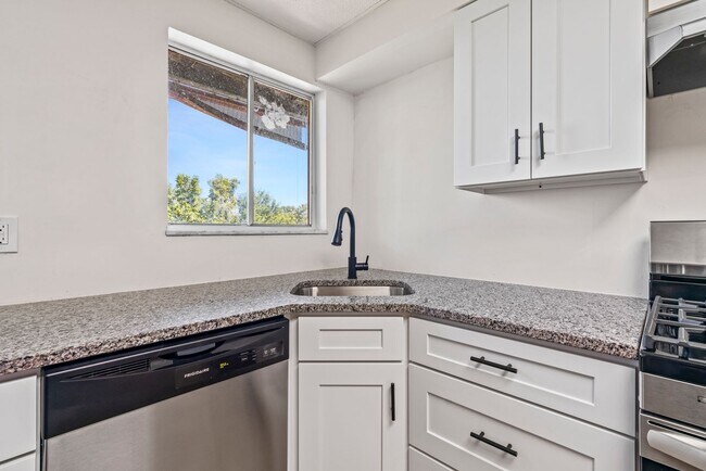 Building Photo - 4 bed 1 bath - all updated, central air, l...