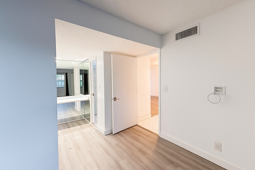 Building Photo - 4030 W Palm Aire Dr