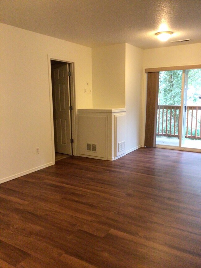 Building Photo - Spacious 3 Bedroom Duplex in Washougal