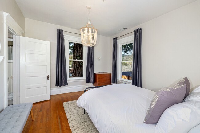 Building Photo - 131 N Main St