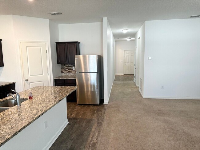 Building Photo - Private Back Yard! - 3 Bedroom 2 Bathroom ...