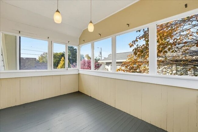 Building Photo - Charming Updated Home in SE Portland!