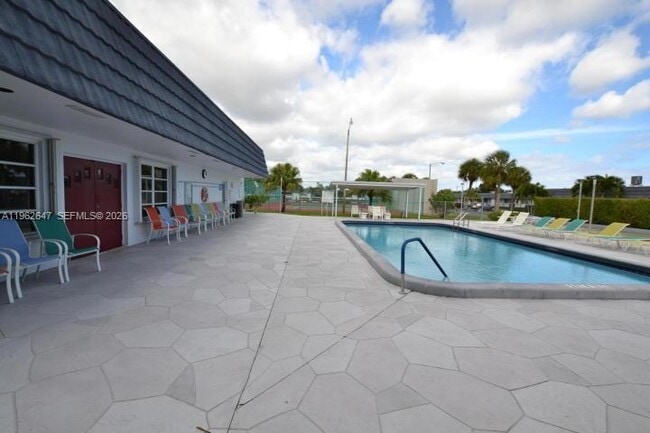 Building Photo - 2886 Fernley Dr E