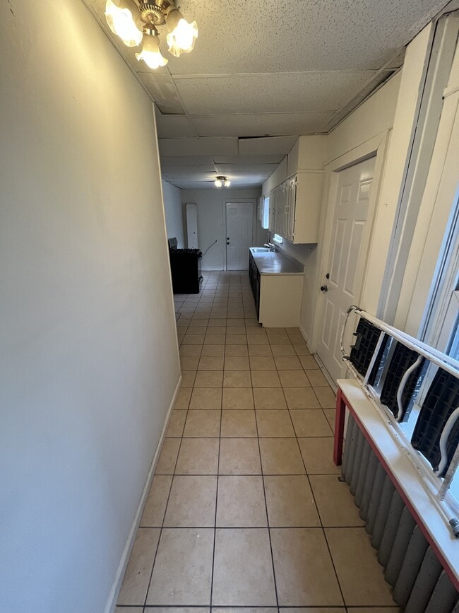 Building Photo - 27 Caroline St