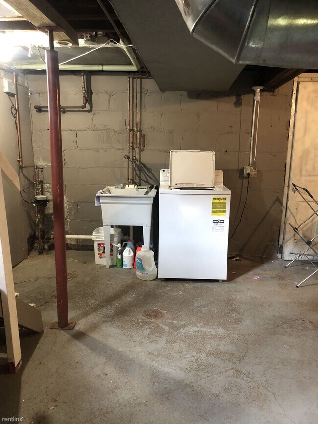 Building Photo - 4 br, 1 bath House - 806 Catherine St Only...