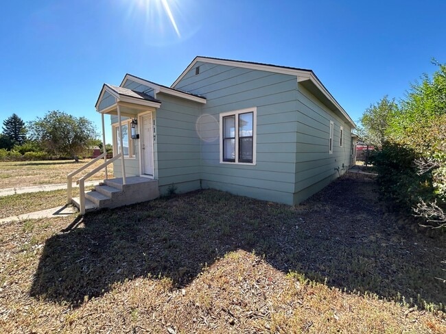 Building Photo - 3 Bedroom 1 Bath Large House with Garage & Many Amenities