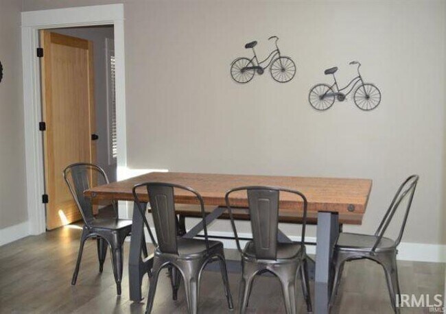 Building Photo - 124 N Bryan Ave