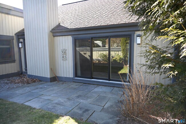 Building Photo - 922 Heritage Vlg