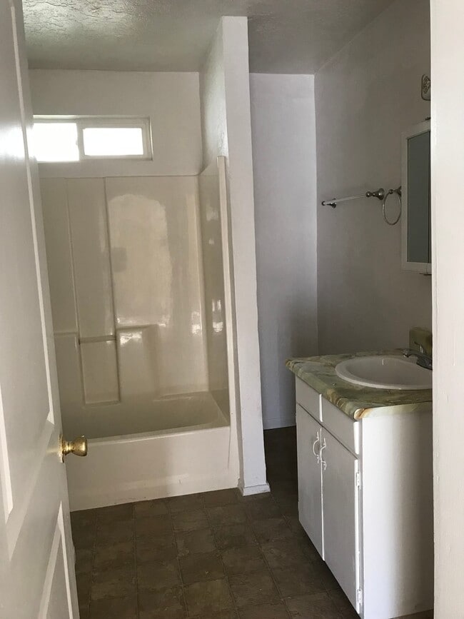 Building Photo - Well maintained home, recent upgrades, cut...