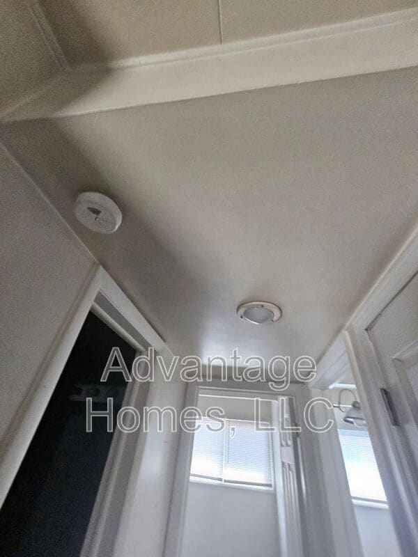 Building Photo - 827 N 70th Terrace
