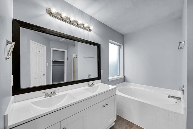 Building Photo - 7811 Holly Berry Ct